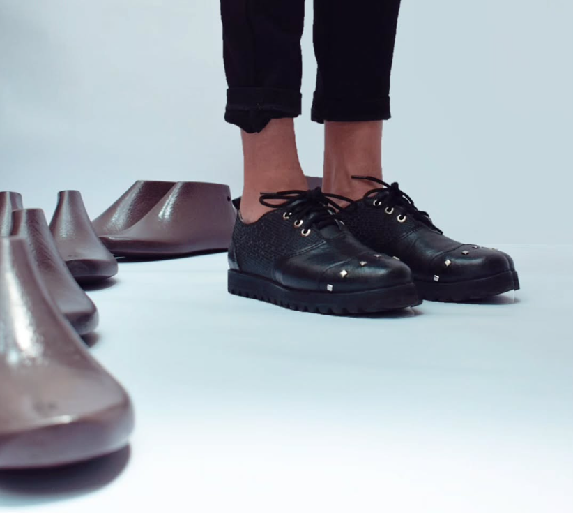 Zapatos-Escafoide-RevolucionUrbana Zapatos Escafoide en uso, hecha con neumático reciclado en Colombia para uso urbano