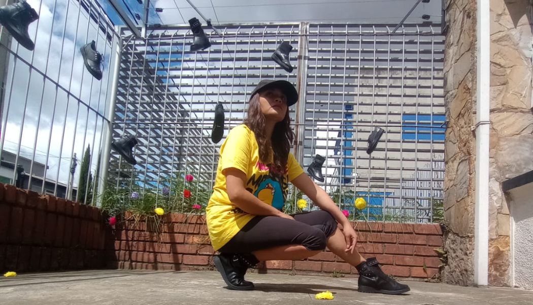 astragalo-en-uso-bota-reciclada-urbana Persona usando las botas Astrágalo de Revolución Urbana hechas con neumáticos reciclados en un entorno urbano