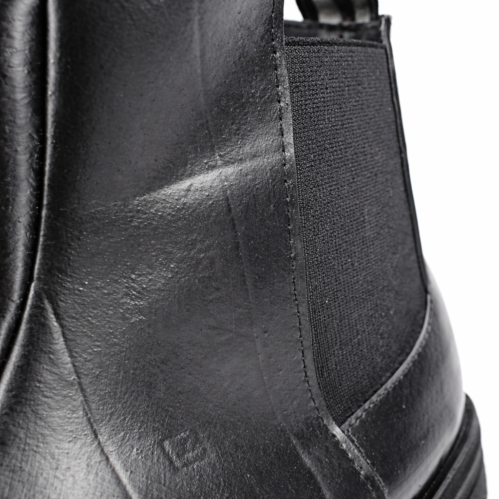 Detalle de la textura de la bota Basalto de Revolución Urbana hecha con neumático recuperado.