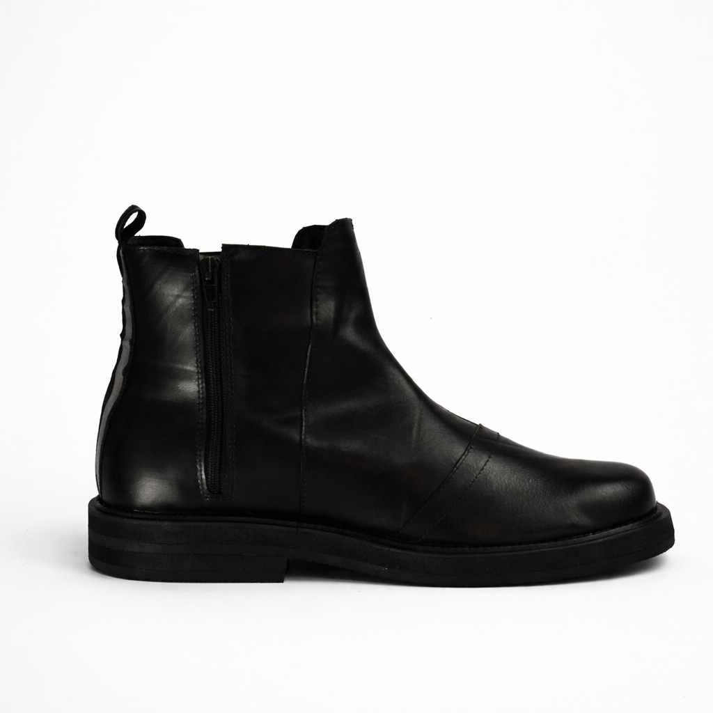 Vista lateral de la bota urbana Basalto de Revolución Urbana con capellada en neumático recuperado.