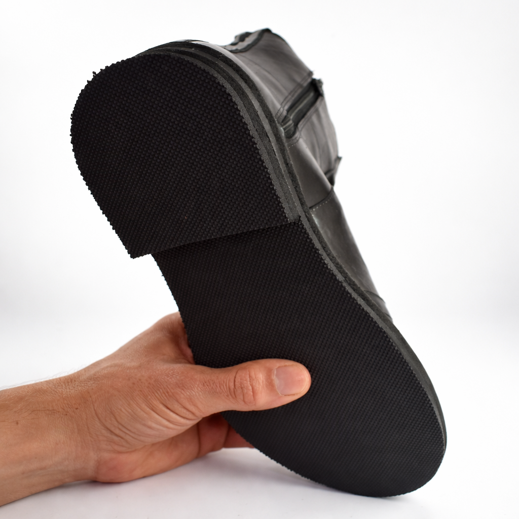 Suela de la bota urbana Basalto de Revolución Urbana elaborada en molido de llanta.