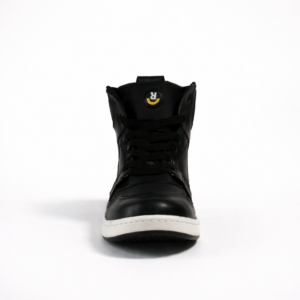 Sneaker urbano alto Brea de Revolución Urbana elaborado con neumático reciclado, vista frontal.