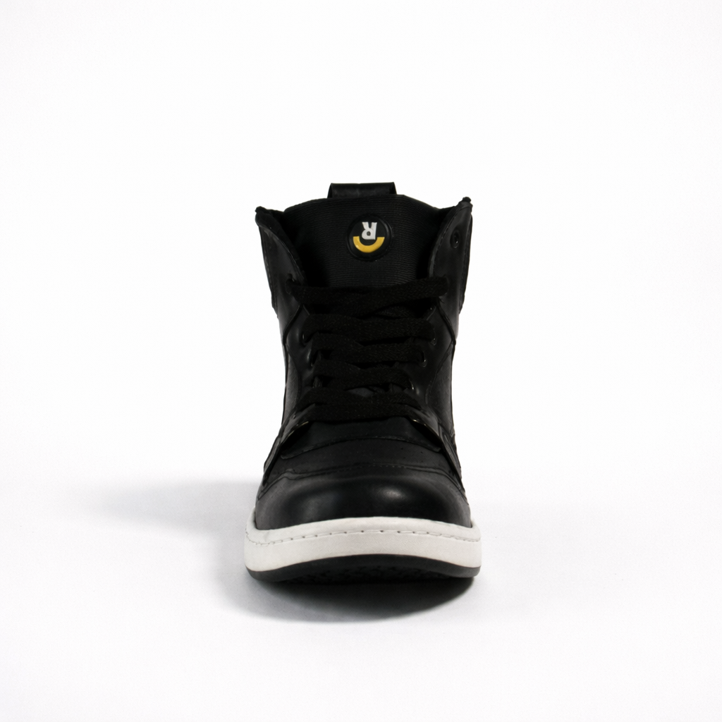 Sneaker urbano alto Brea de Revolución Urbana elaborado con neumático reciclado, vista frontal.