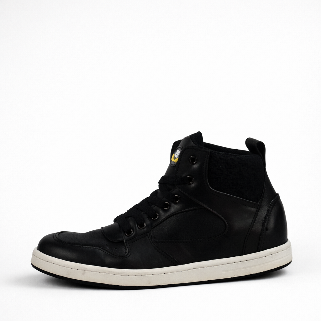 Perfil del sneaker urbano alto Brea de Revolución Urbana elaborado con materiales reciclados.