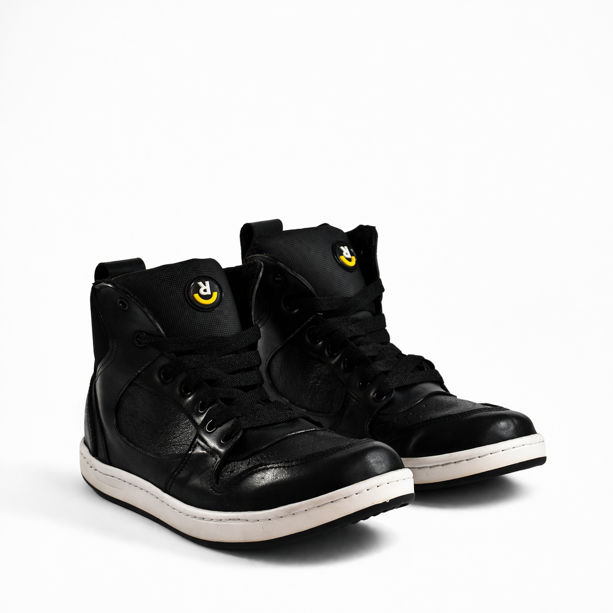 Par de sneakers urbanos altos Brea de Revolución Urbana hechos con neumático reciclado.