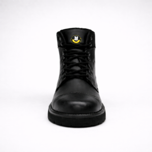 Bota urbana Lastre de Revolución Urbana elaborada con neumático reciclado, vista frontal.