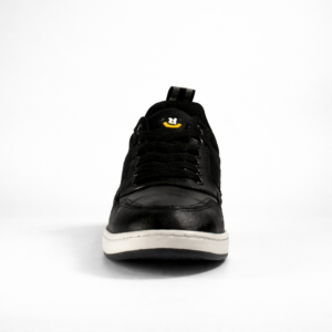 Sneaker urbano Sílice de Revolución Urbana elaborado con neumático reciclado y textil, vista frontal.